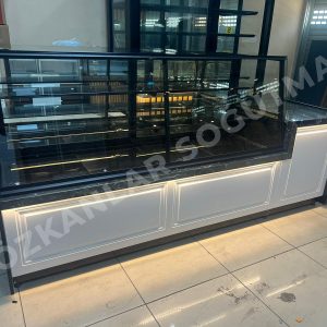 2.5 Metre Kasa Bankolu Beyaz Pastane Dolabı
