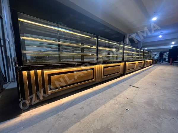 9 Metre Unlu Mamuller Dolabı 3 adet 3 Metre Pasta Dolabı