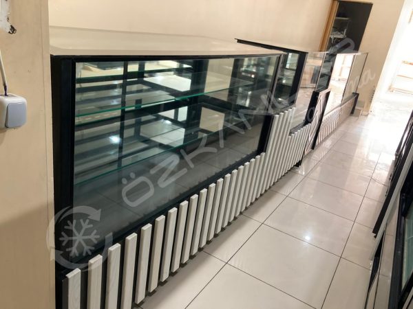 3 Metre Siyah Beyaz Bankolu Pasta Dolabı
