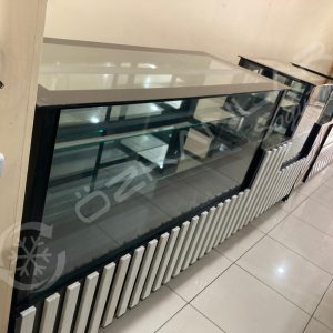 3 Metre Siyah Beyaz Bankolu Pasta Dolabı