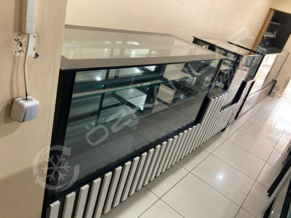 3 Metre Siyah Beyaz Bankolu Pasta Dolabı